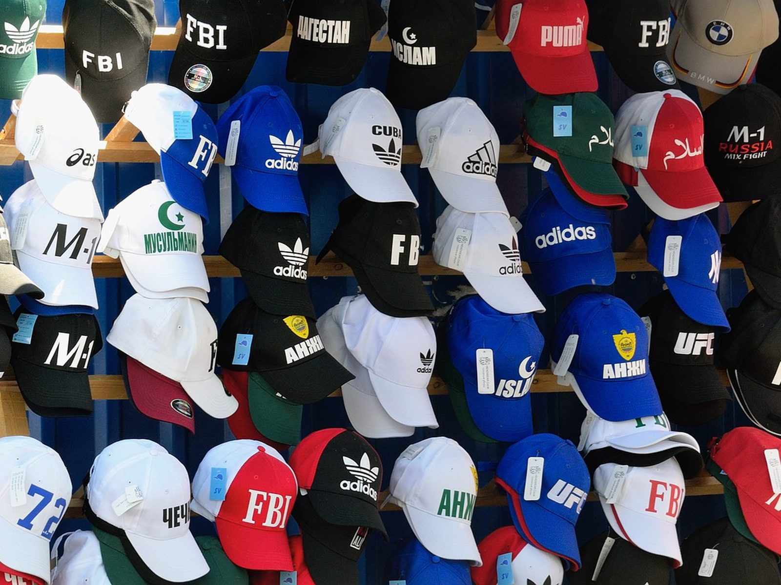Gorras Bass Pro y Black Clover